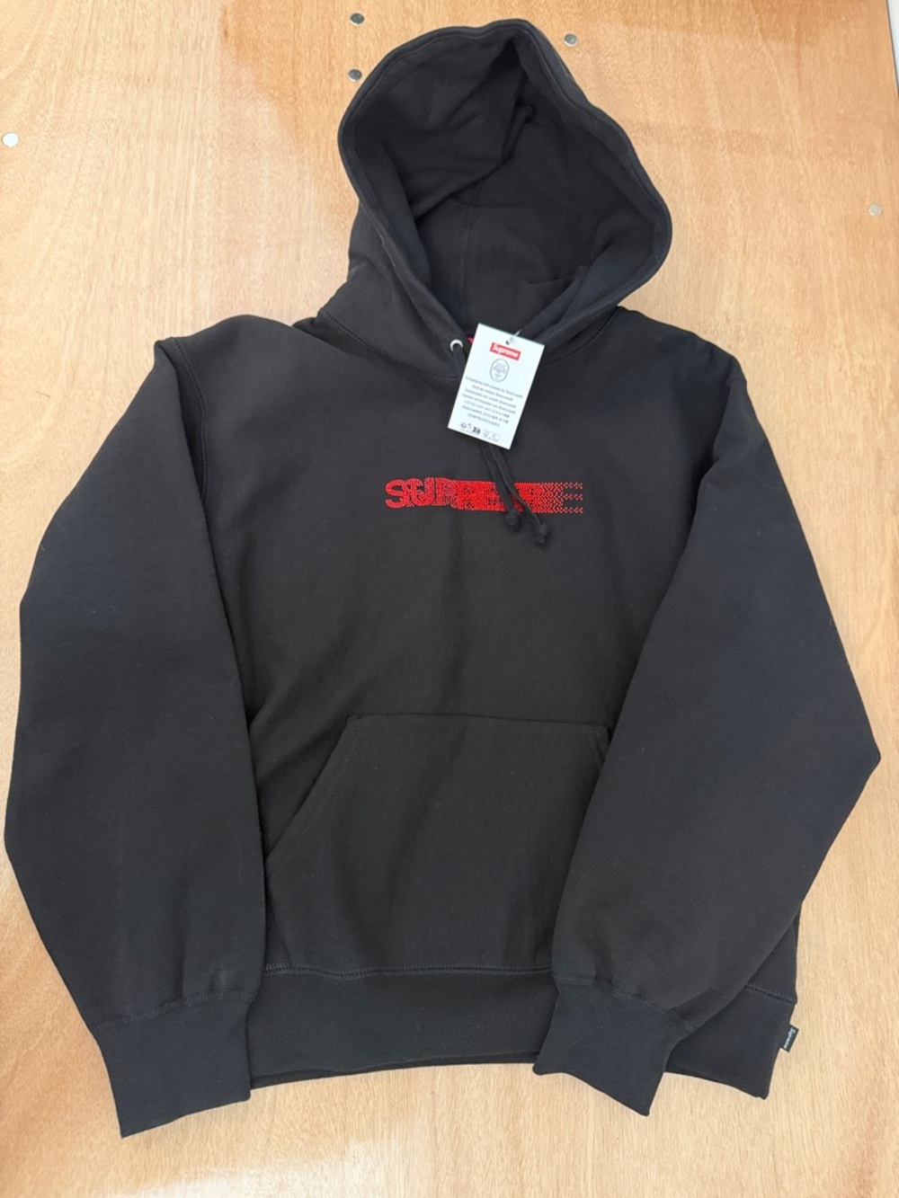 SUPREME
× Swarovski motion-logo hoodie